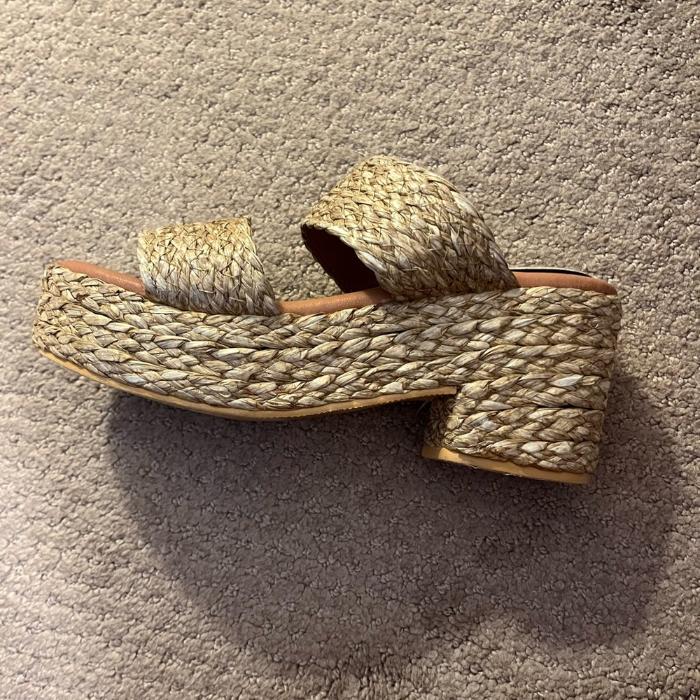 Adorable straw platforms for Beach Etiquette 💖